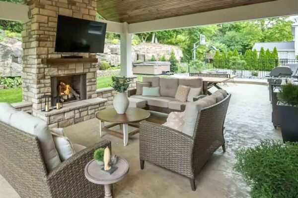 Designing a Weather-Adaptive Outdoor Living Area for Year-Round Comfort