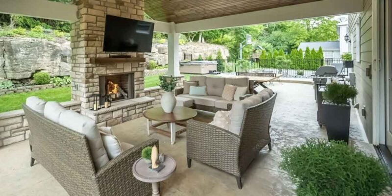 Designing a Weather-Adaptive Outdoor Living Area for Year-Round Comfort