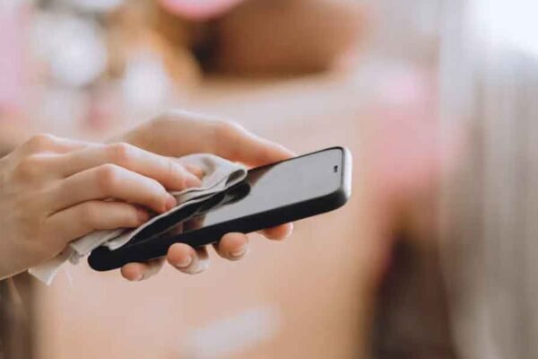 What to Know Before You Sell Old Mobile Phones for Cash