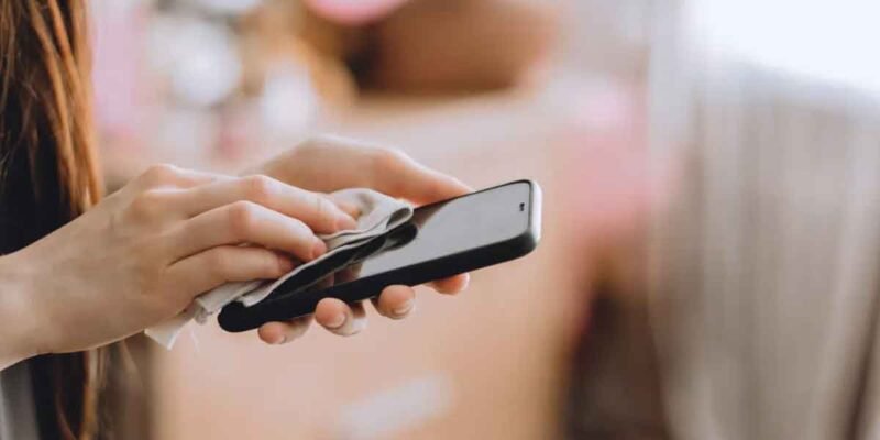 What to Know Before You Sell Old Mobile Phones for Cash